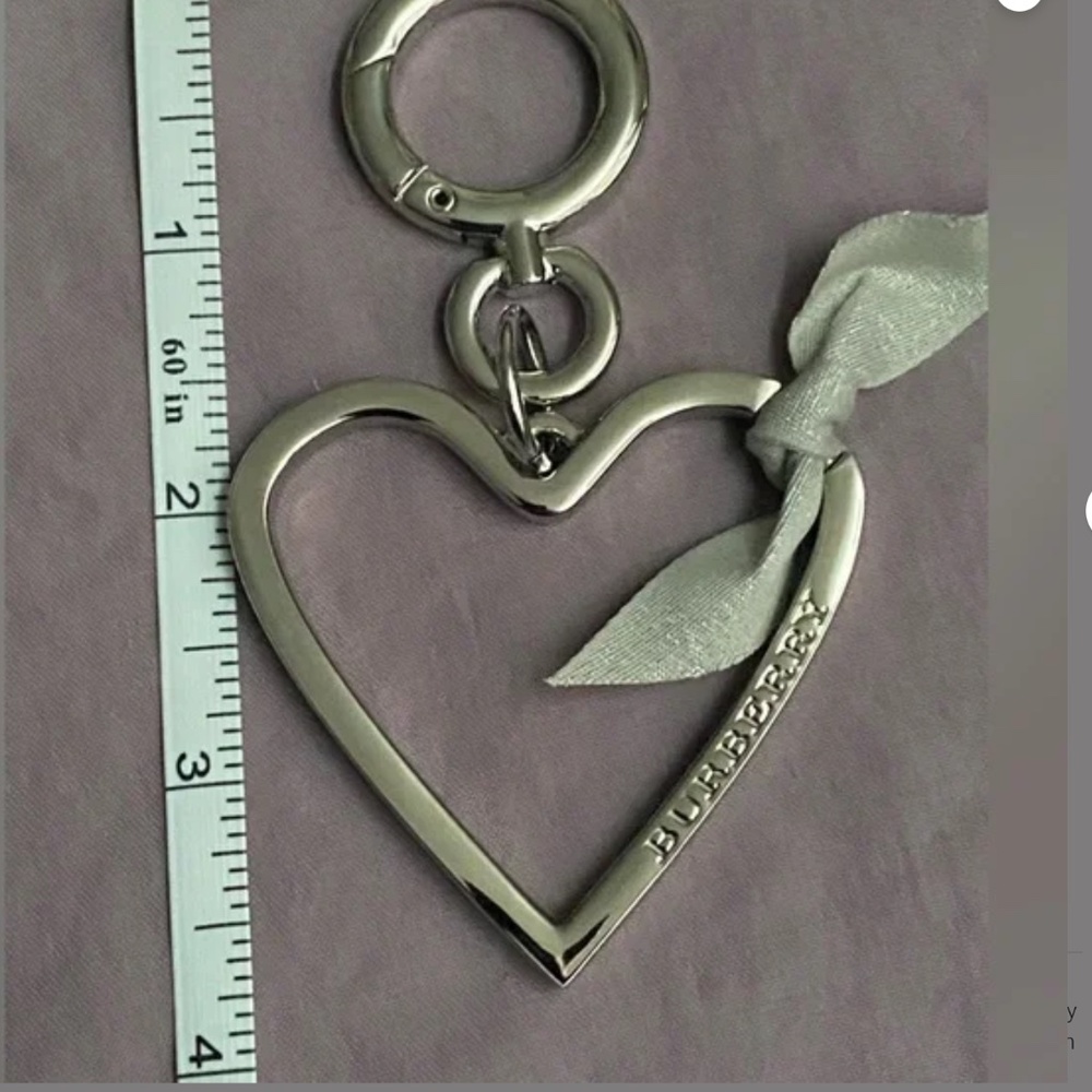 Burberry Heart Keychain NIB - Picture 3 of 3